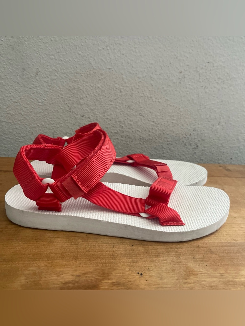 Teva Womens Original Universal Sport Athletic Red White Beach Sandal Shoes Sz 6